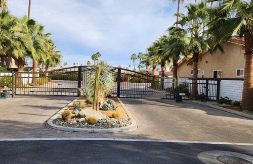 Cathedral City House | 2 minutes to casino, large private pool w/jacuzzi, tennis, gym, hiking trails