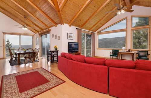 Castle Glen Estates Cabin | 206 m² Cabin ∙ 3 bedrooms ∙ 8 guests