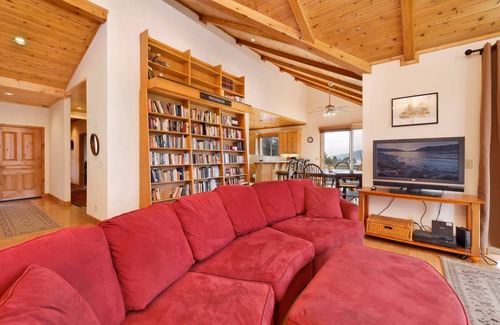 Castle Glen Estates Cabin | 206 m² Cabin ∙ 3 bedrooms ∙ 8 guests