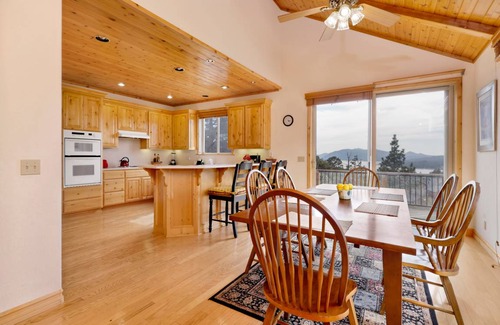 Castle Glen Estates Cabin | 206 m² Cabin ∙ 3 bedrooms ∙ 8 guests