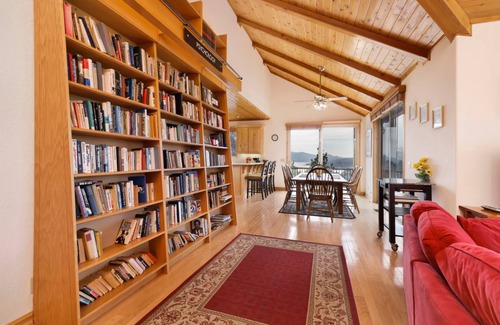 Castle Glen Estates Cabin | 206 m² Cabin ∙ 3 bedrooms ∙ 8 guests
