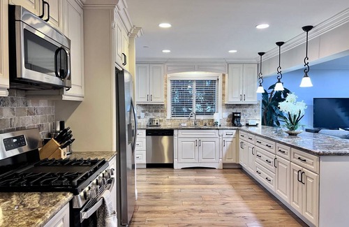 Southwest Anaheim House | 214 m² House ∙ 5 bedrooms ∙ 10 guests