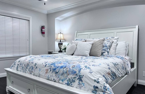 Southwest Anaheim House | 214 m² House ∙ 5 bedrooms ∙ 10 guests