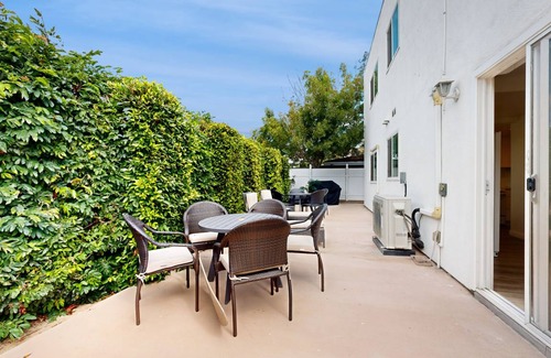Santa Ana Heights House | 215 m² House ∙ 3 bedrooms ∙ 12 guests