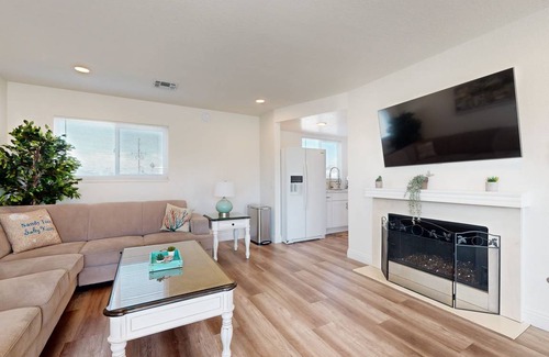 Santa Ana Heights House | 215 m² House ∙ 3 bedrooms ∙ 12 guests