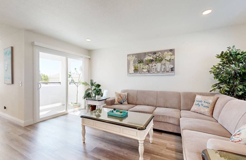 Santa Ana Heights House | 215 m² House ∙ 3 bedrooms ∙ 12 guests