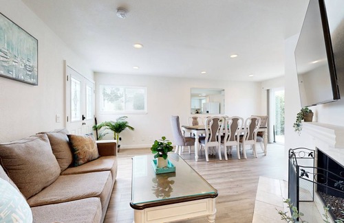 Santa Ana Heights House | 215 m² House ∙ 3 bedrooms ∙ 12 guests