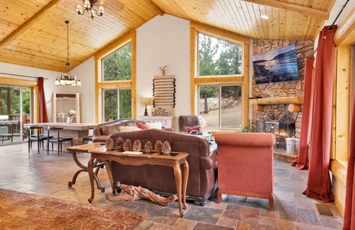 Castle Glen Estates Cabin | 223 m² Cabin ∙ 3 bedrooms ∙ 10 guests