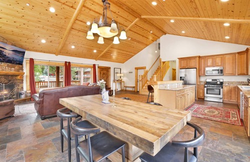 Castle Glen Estates Cabin | 223 m² Cabin ∙ 3 bedrooms ∙ 10 guests
