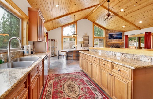 Castle Glen Estates Cabin | 223 m² Cabin ∙ 3 bedrooms ∙ 10 guests