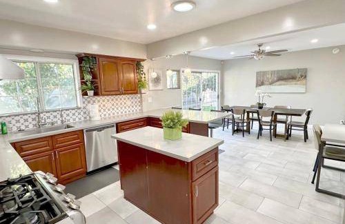 Southwest Anaheim Villa | 242 m² Villa ∙ 5 bedrooms ∙ 15 guests