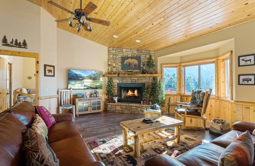 Upper Moonridge House | 260 m² House ∙ 4 bedrooms ∙ 14 guests