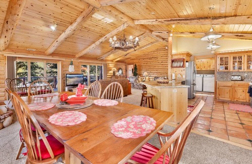 Ironwood Estates Cabin | 277 m² Cabin ∙ 4 bedrooms ∙ 12 guests