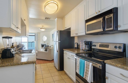 Marina Peninsula Apartment | 3-bedroom apartment in fabulous Marina del Rey with WiFi, fitness room