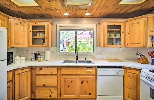 Sugarloaf Cabin | 3 Mi to Lake: Sugarloaf Cabin w/Deck & Yard