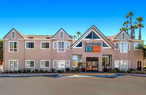Downtown Village Hotel | 3-Star Hotel ∙ Sonesta ES Suites Huntington Beach Fountain Valley