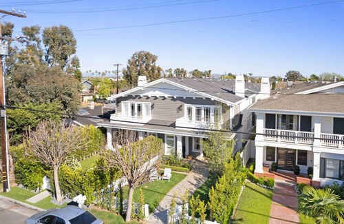 Santa Ana Heights House | 302 m² House ∙ 5 bedrooms ∙ 24 guests