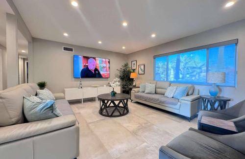 Southwest Anaheim House | 325 m² House ∙ 8 bedrooms ∙ 18 guests