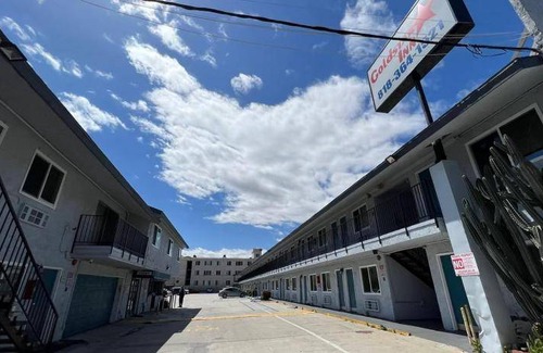 Sylmar House | 350 m² Motel ∙ 4 guests