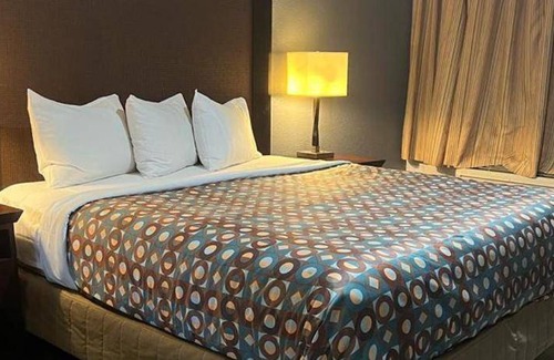 Sylmar House | 350 m² Motel ∙ 4 guests