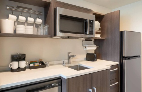 Warner Center Hotel | 358 m² Hotel ∙ 127 guests