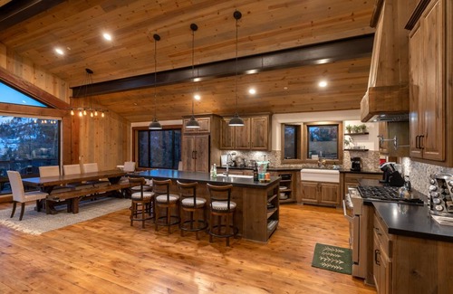 Upper Moonridge House | 360 m² House ∙ 5 bedrooms ∙ 16 guests