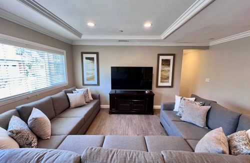 Northeast Anaheim House | 372 m² House ∙ 8 bedrooms ∙ 19 guests