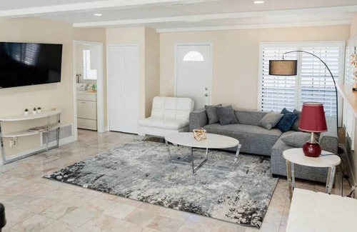 Fullerton House | 4-BEDROOM HOME WITH POOL TABLE ONLY MINUTES AWAY FROM DISNEYLAND (p10)