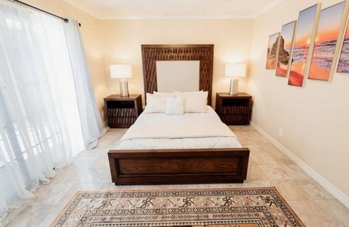 Fullerton House | 4-BEDROOM HOME WITH POOL TABLE ONLY MINUTES AWAY FROM DISNEYLAND (p10)