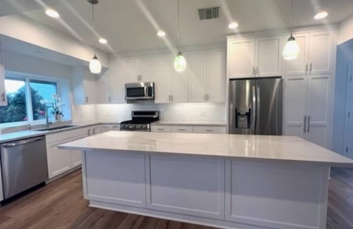 Eastern Malibu Apartment | 4 Bedroom Single family L-448214 by Houzlet