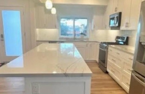 Eastern Malibu Apartment | 4 Bedroom Single family L-448214 by Houzlet