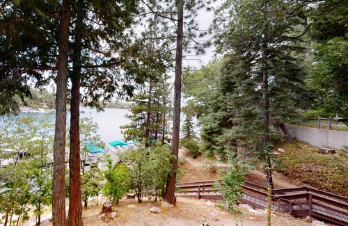 Cedar Glen House | 409 m² House ∙ 6 bedrooms ∙ 8 guests