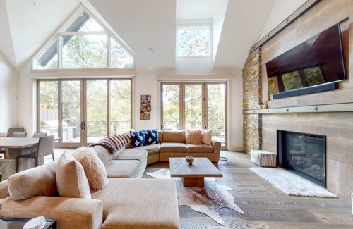 Cedar Glen House | 409 m² House ∙ 6 bedrooms ∙ 8 guests