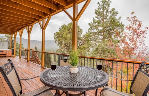 Castle Glen Estates Cabin | 466 m² Cabin ∙ 5 bedrooms ∙ 16 guests
