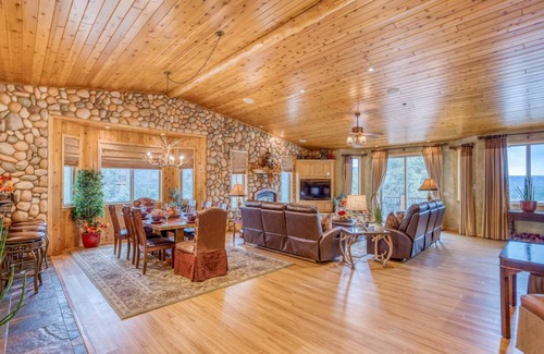 Castle Glen Estates Cabin | 466 m² Cabin ∙ 5 bedrooms ∙ 16 guests
