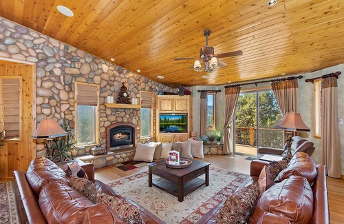 Castle Glen Estates Cabin | 466 m² Cabin ∙ 5 bedrooms ∙ 16 guests