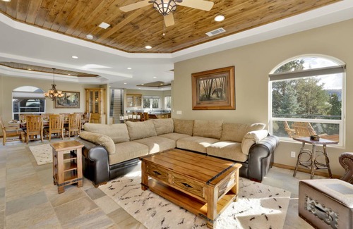 Castle Glen Estates Cabin | 487 m² Cabin ∙ 5 bedrooms ∙ 12 guests