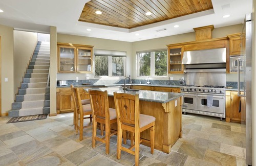 Castle Glen Estates Cabin | 487 m² Cabin ∙ 5 bedrooms ∙ 12 guests