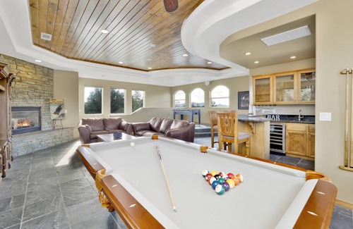 Castle Glen Estates Cabin | 487 m² Cabin ∙ 5 bedrooms ∙ 12 guests