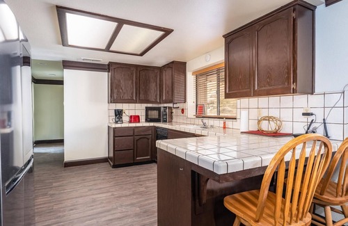 Oakhurst House | 5 Bedrooms &3 Bathrooms House spacious living room and amazing View of Oakhurst