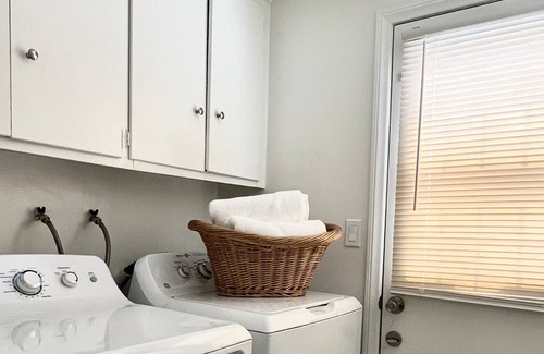 Lawndale House | 5 Beds Comfortable, Spacious, Modern Entire Home - Central AC, 2 Covered Parking