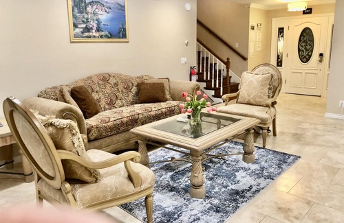 Huntington Beach House | 5 mins drive to the beach- cozy 3 bds in beautiful neighbourhood.