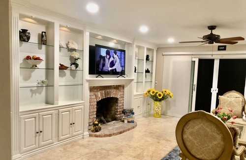 Huntington Beach House | 5 mins drive to the beach- cozy 3 bds in beautiful neighbourhood.