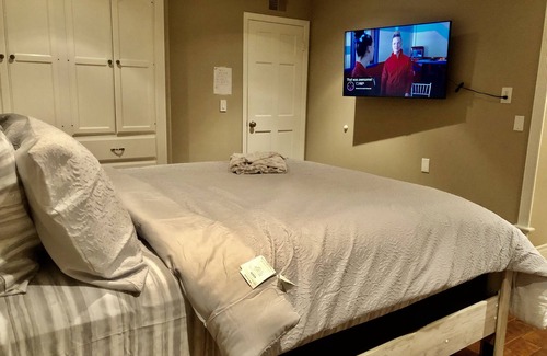 Huntington Beach House | 5 mins drive to the beach- cozy 3 bds in beautiful neighbourhood.