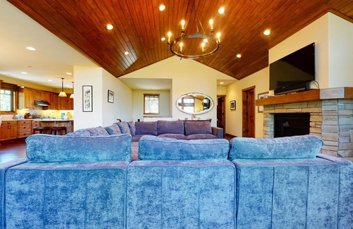 Mammoth Lakes Condo | 5-Star Luxury Home on Golf Course. Jacuzzi, Laundry, Gas Grill. Double Garage