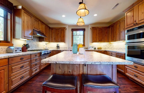 Mammoth Lakes Condo | 5-Star Luxury Home on Golf Course. Jacuzzi, Laundry, Gas Grill. Double Garage
