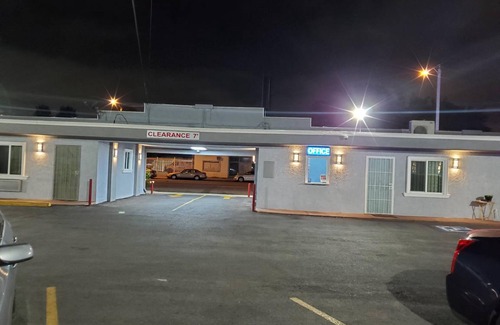 Compton Hotel | 500 m² Motel ∙ 3 guests
