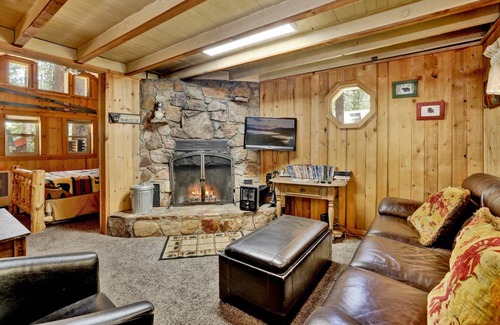 Summit Estates Cabin | 52 m² Cabin ∙ 2 bedrooms ∙ 4 guests
