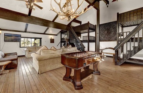 Upper Moonridge Cabin | 548 m² Cabin ∙ 6 bedrooms ∙ 16 guests