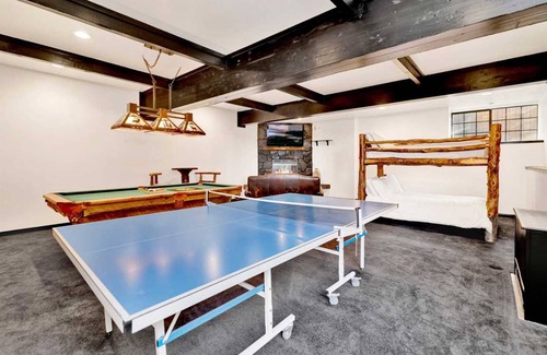 Upper Moonridge Cabin | 548 m² Cabin ∙ 6 bedrooms ∙ 16 guests
